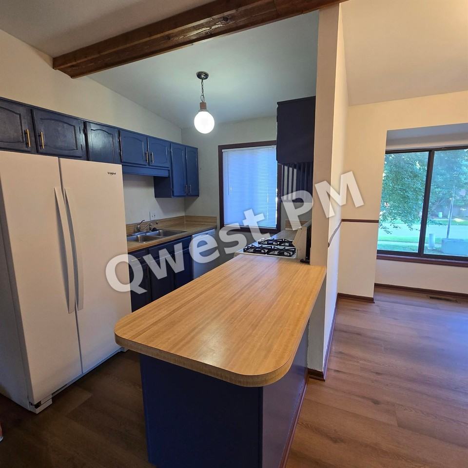 5898 Madison Ave Se - Photo 2 of 12