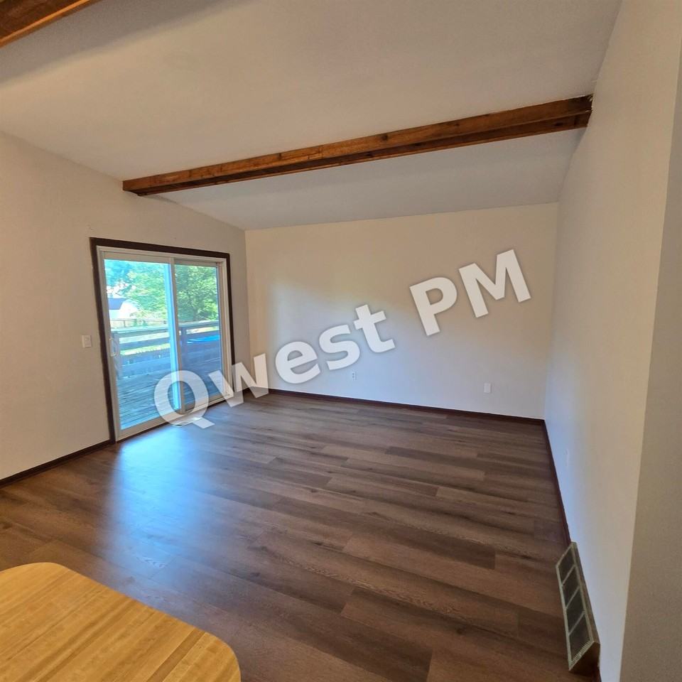 5898 Madison Ave Se - Photo 3 of 12