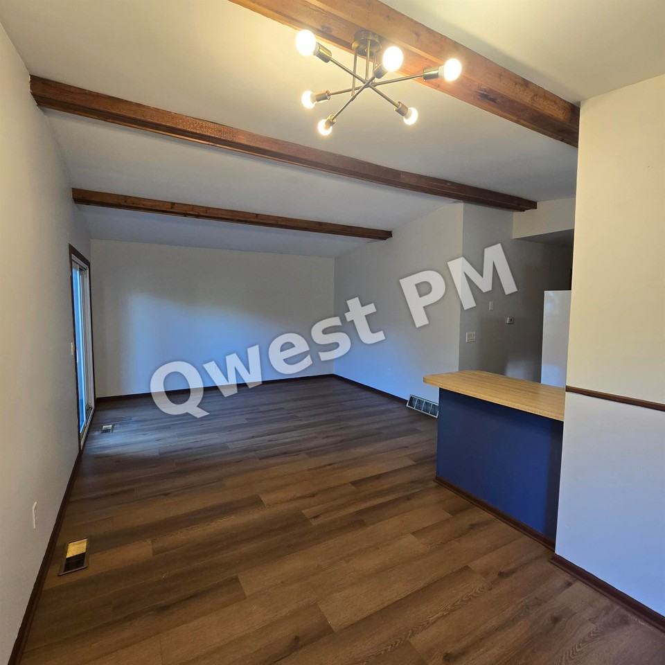 5898 Madison Ave Se - Photo 5 of 12