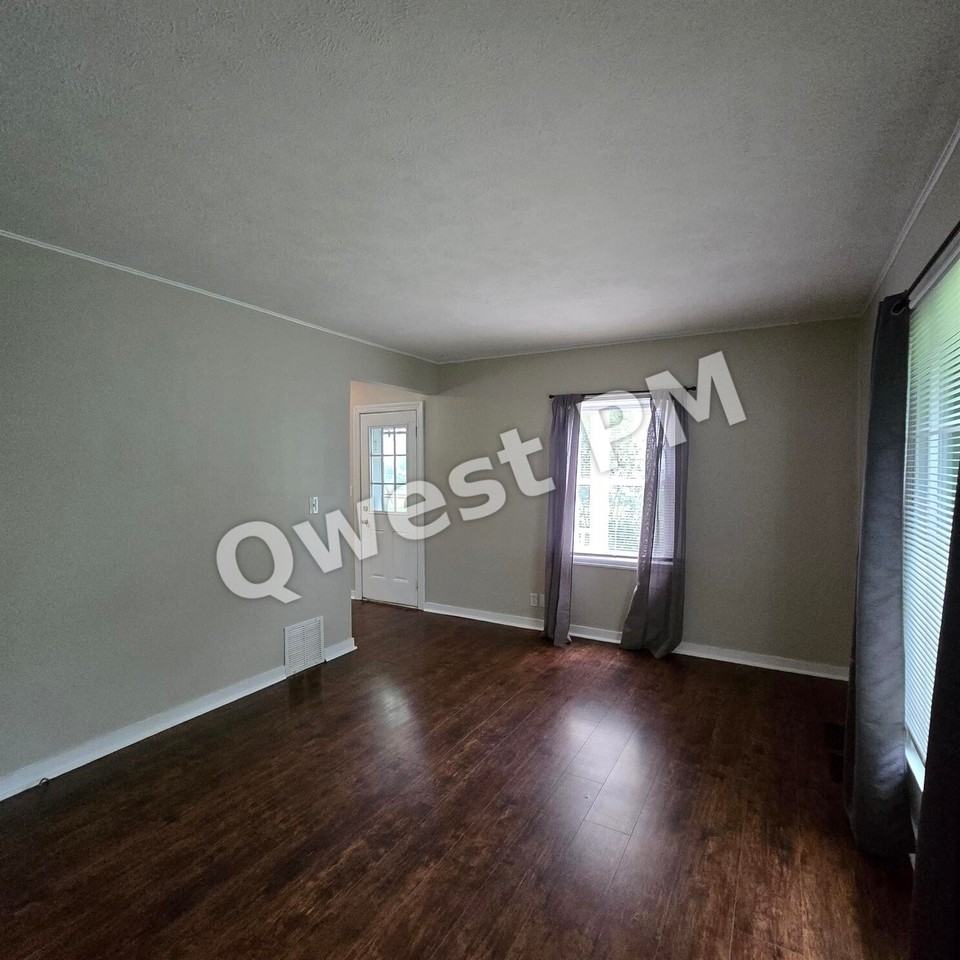 1127 Eastmont Dr Se - Photo 2 of 8