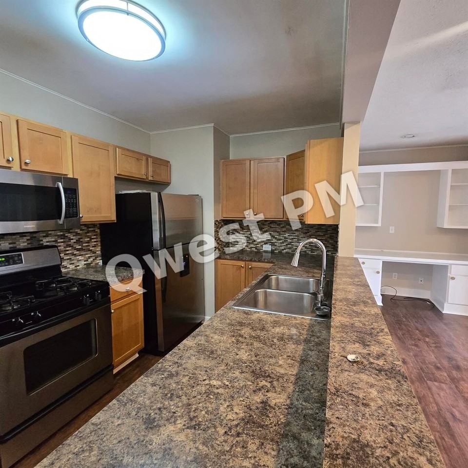 1127 Eastmont Dr Se - Photo 3 of 8