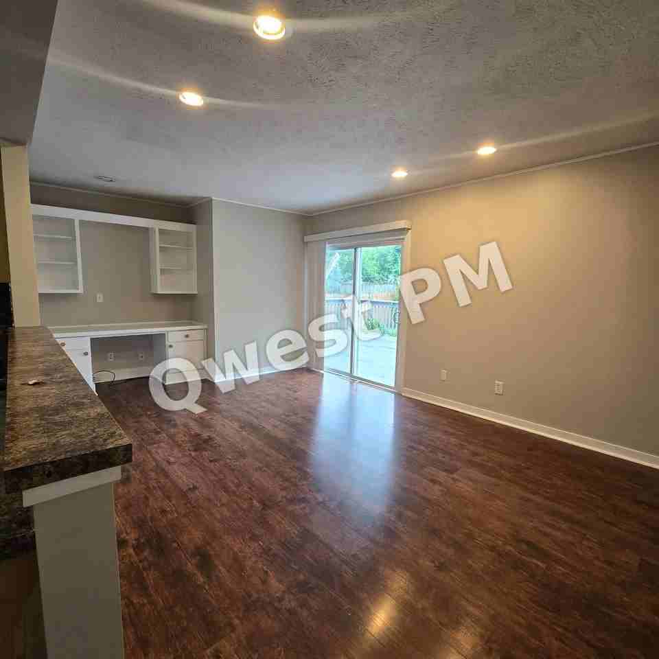 1127 Eastmont Dr Se - Photo 4 of 8