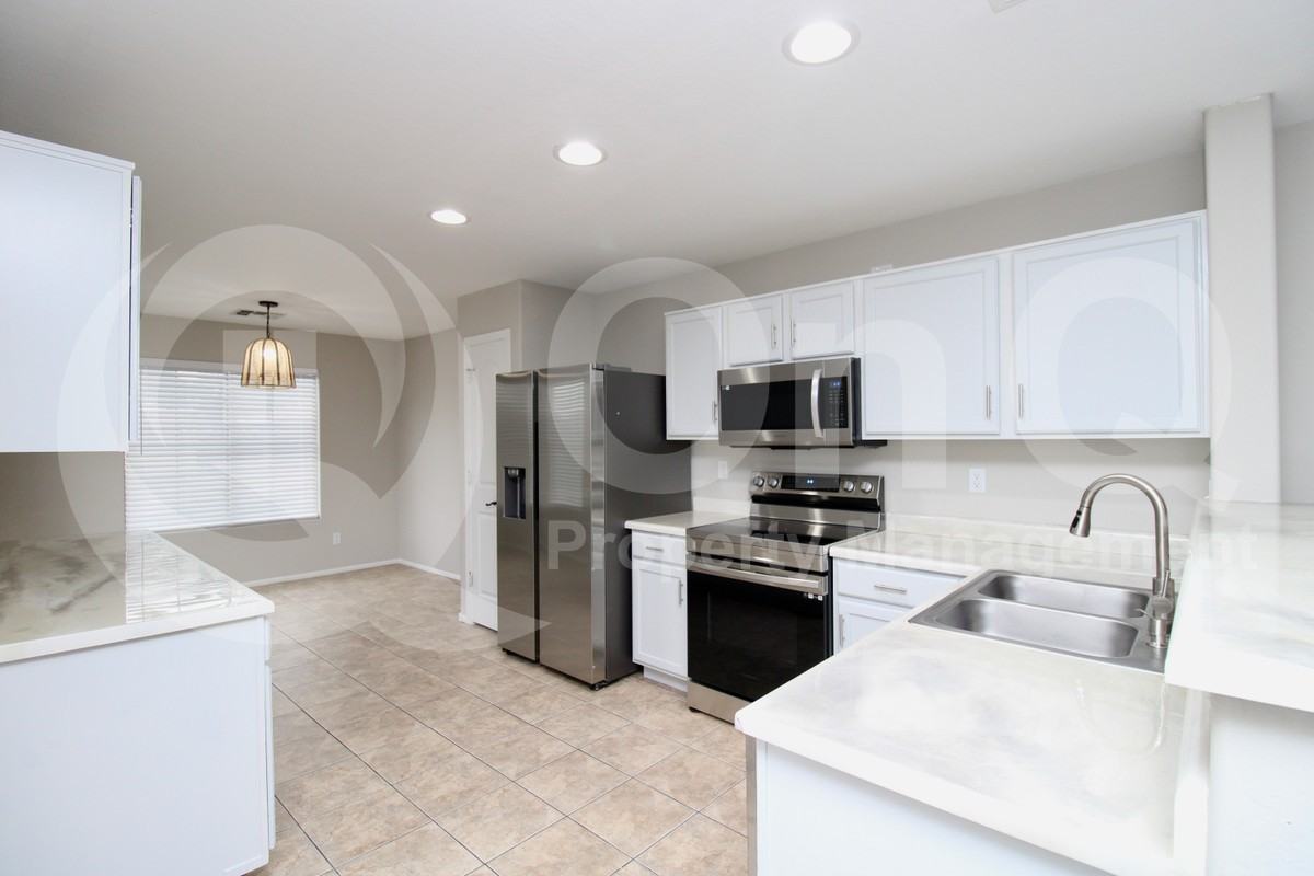 21304 N Shelby Ct - Photo 3 of 18