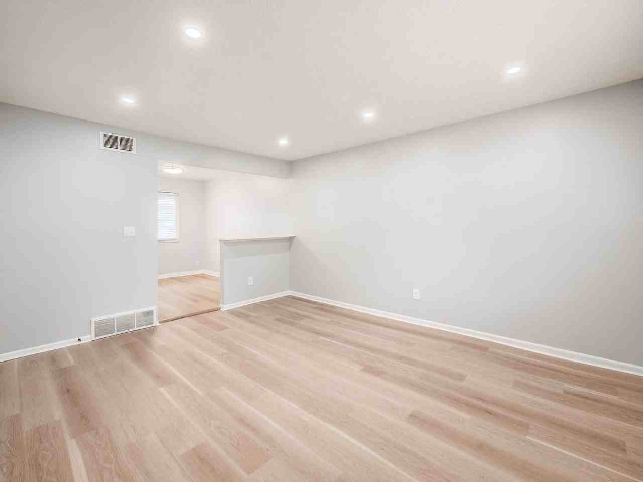 1985 Summit St #B - Photo 5 of 22