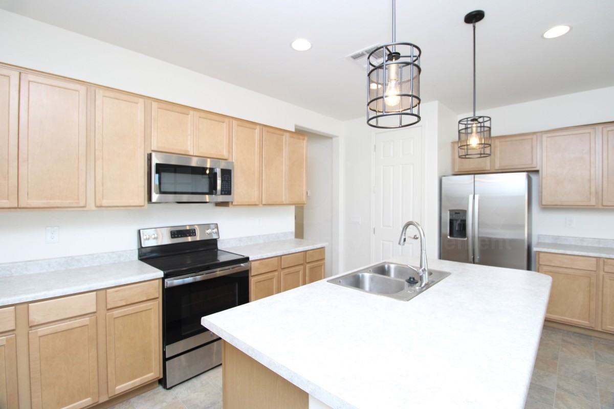 1596 W Hopi Dr - Photo 3 of 23