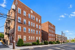 featured image of 30 W Harriet Ave