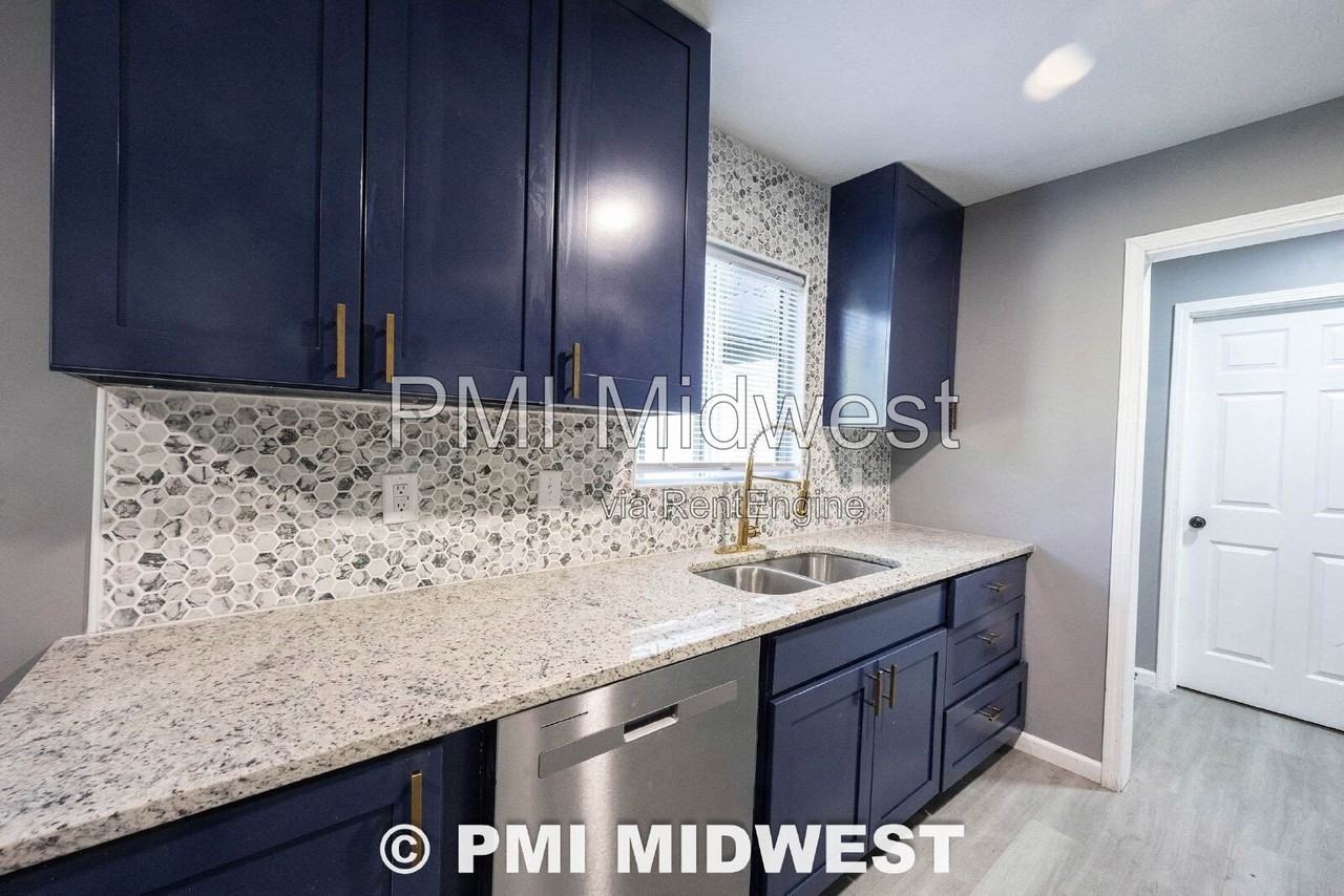 5703 E 17th St - Photo 5 of 22