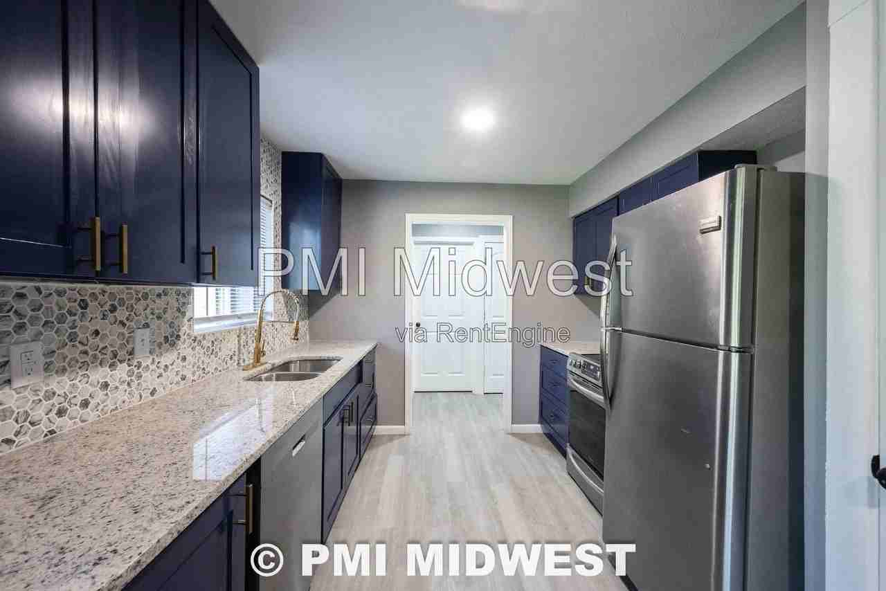 5703 E 17th St - Photo 6 of 22