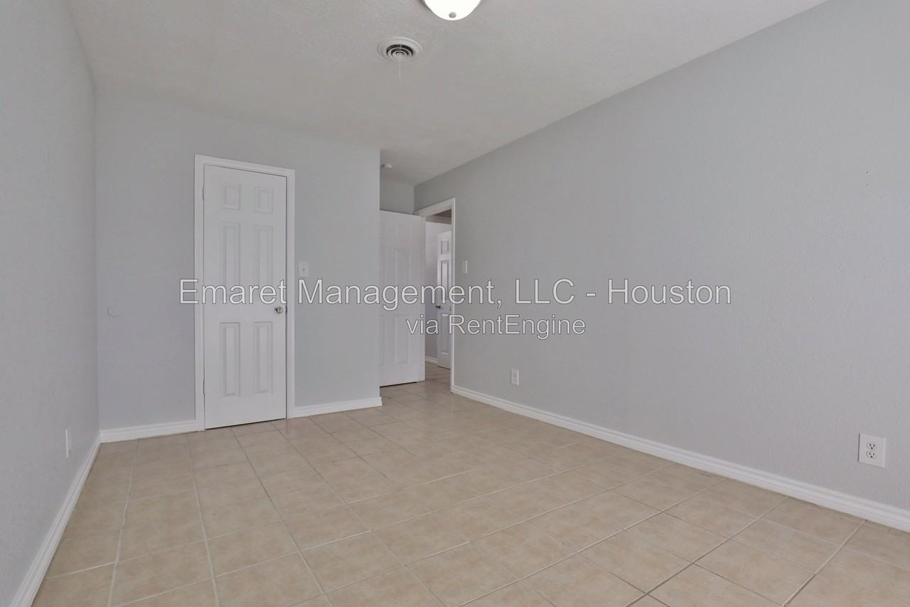 310 Yaupon St #405 - Photo 2 of 15