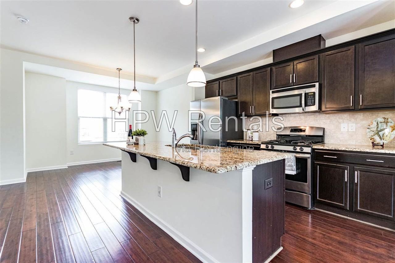 3917 Brokenshire St - Photo 3 of 17