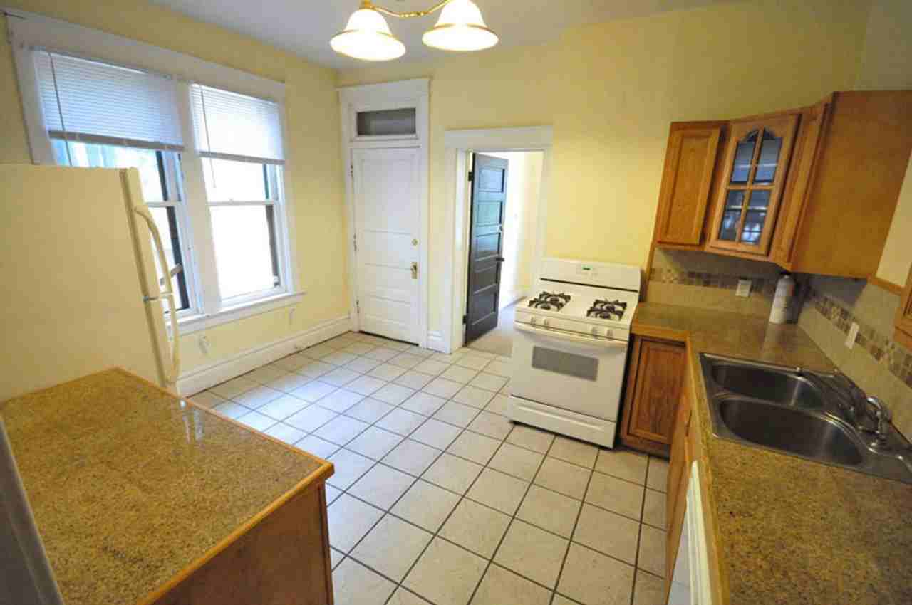 2078 Summit St - Photo 4 of 16