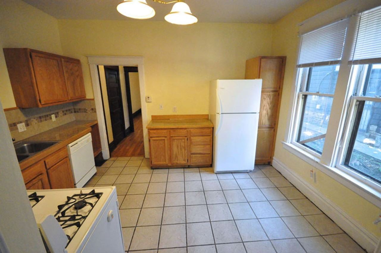 2078 Summit St - Photo 5 of 16