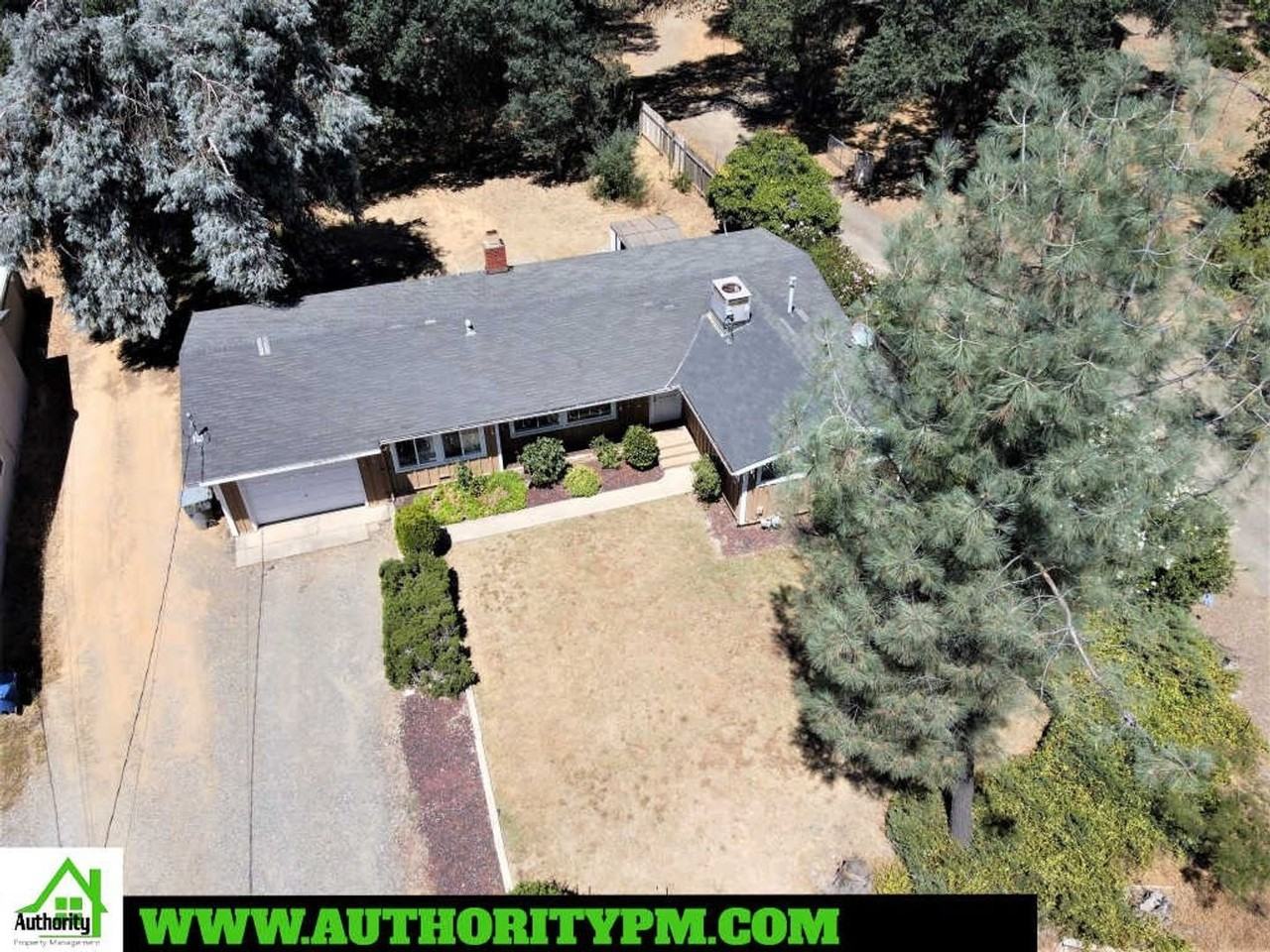 1634 Lake Blvd - Photo 4 of 23