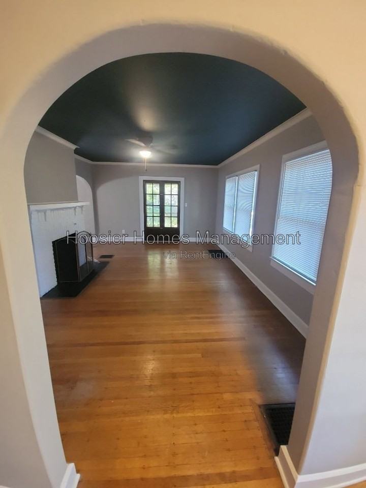 137 W 47th St #1 - Photo 3 of 22