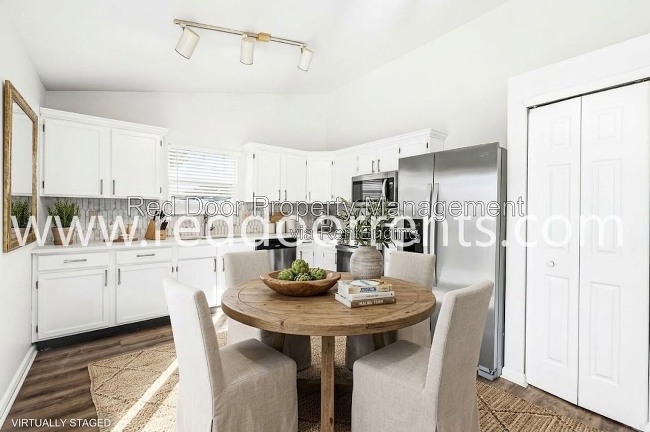 711 Rose Ln - Photo 3 of 37