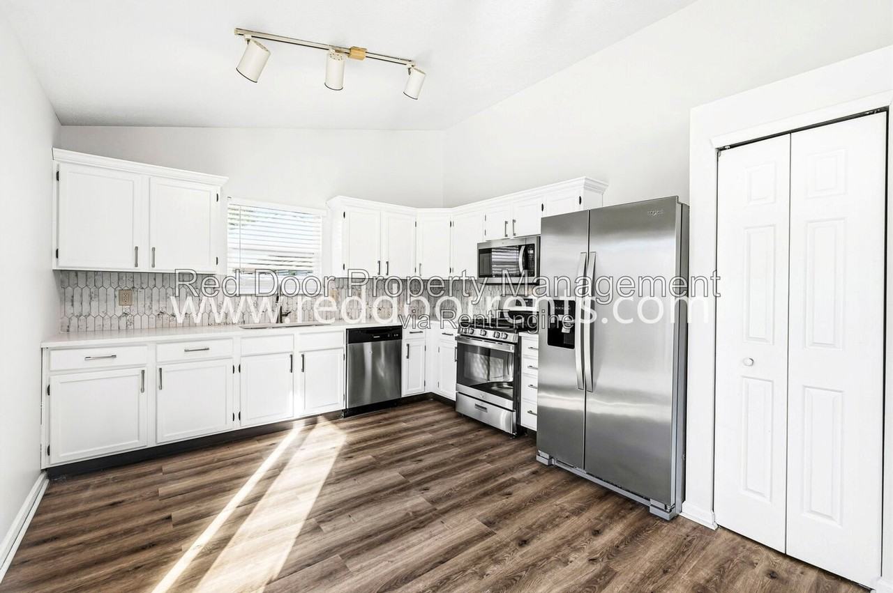 711 Rose Ln - Photo 6 of 37