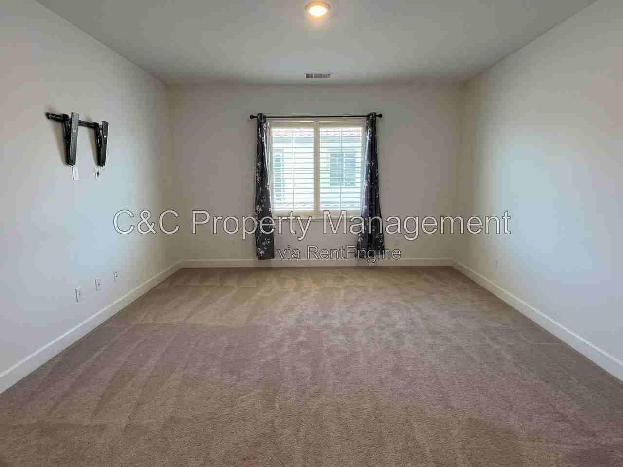261 Huntley Ave - Photo 7 of 21