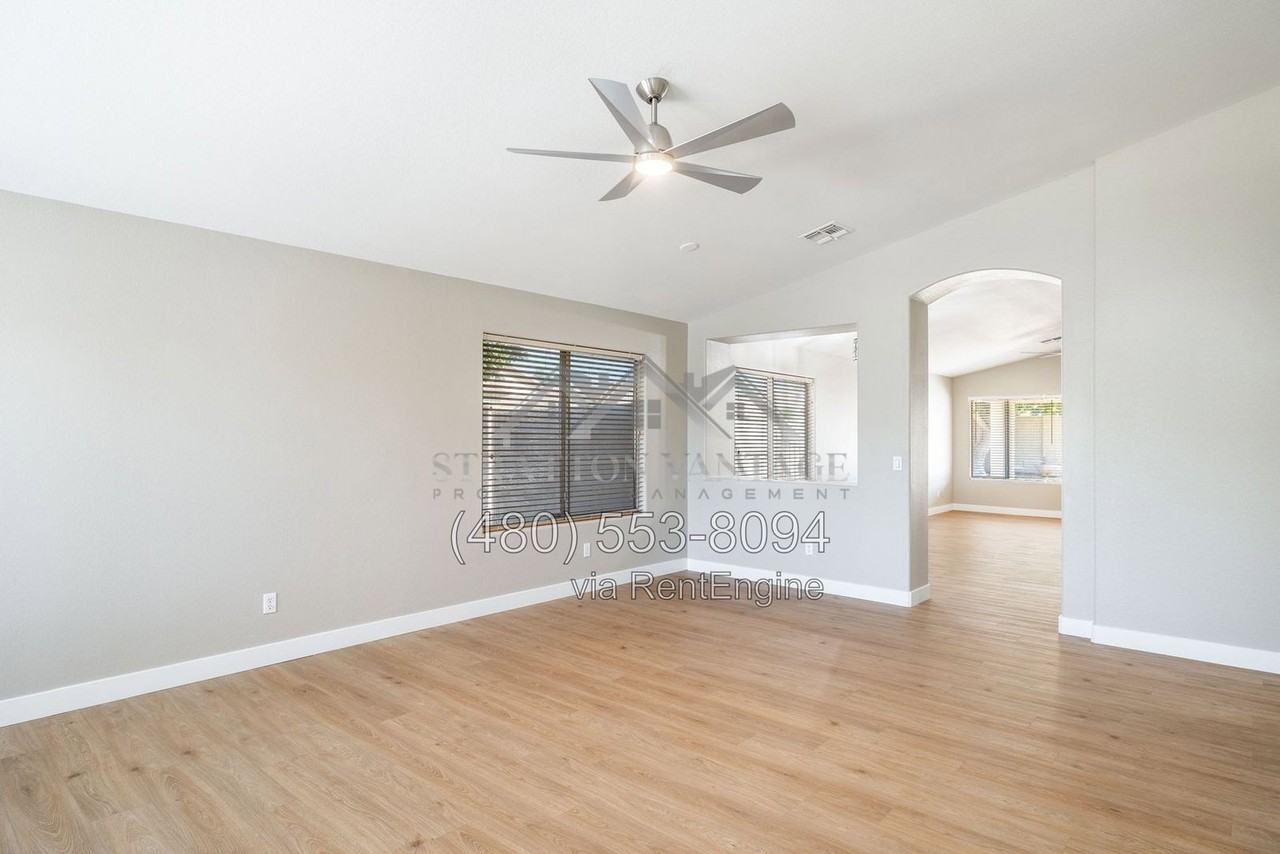 8238 W Deanna Dr - Photo 5 of 46