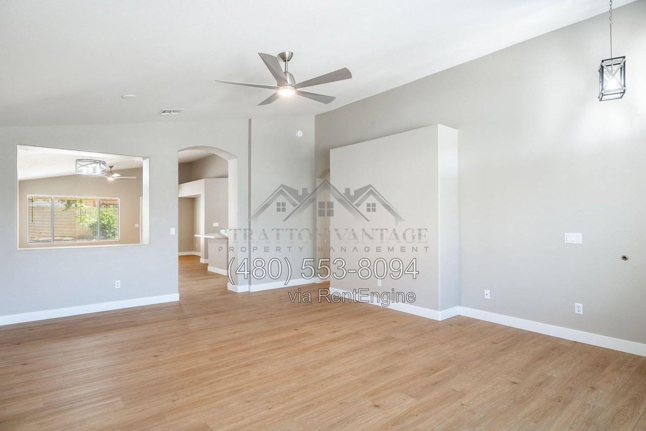 8238 W Deanna Dr - Photo 6 of 46