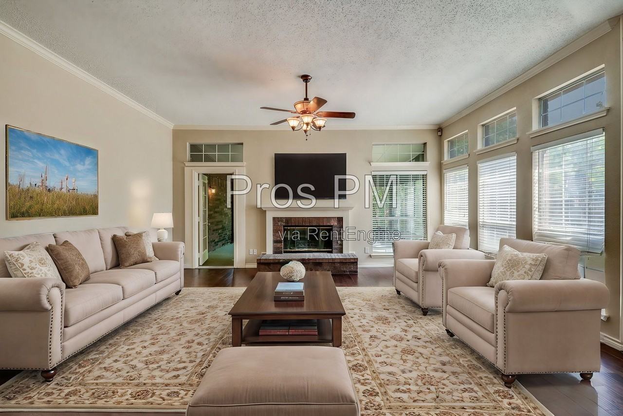 2720 Olympia Dr - Photo 3 of 18