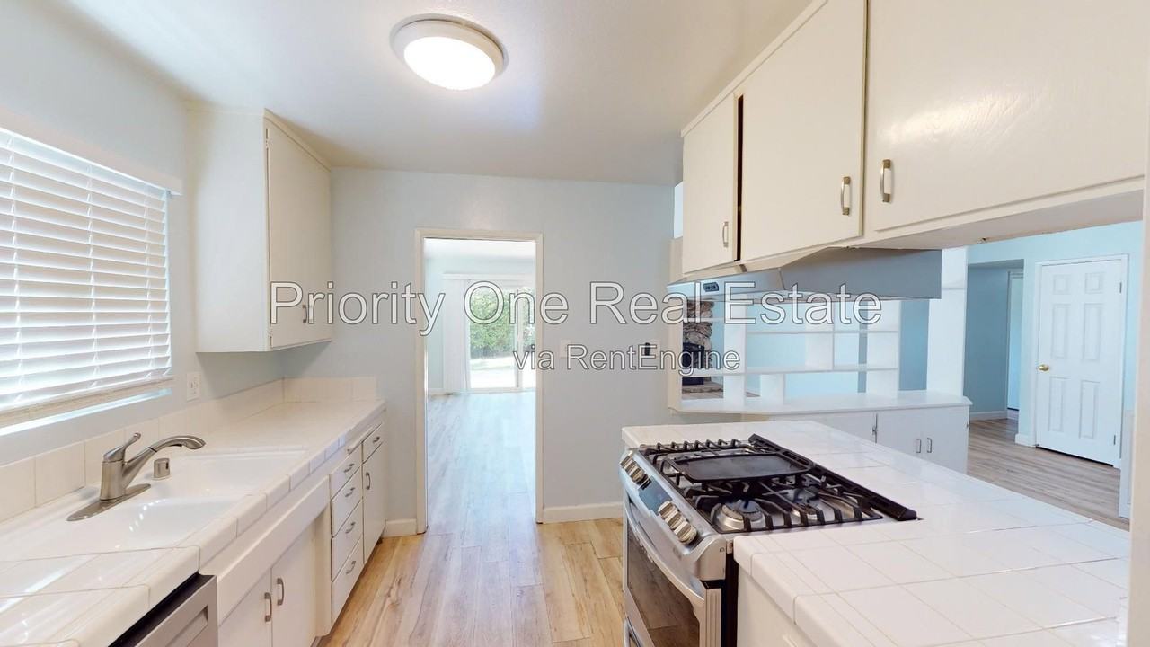 3852 Cameo Ln - Photo 4 of 13