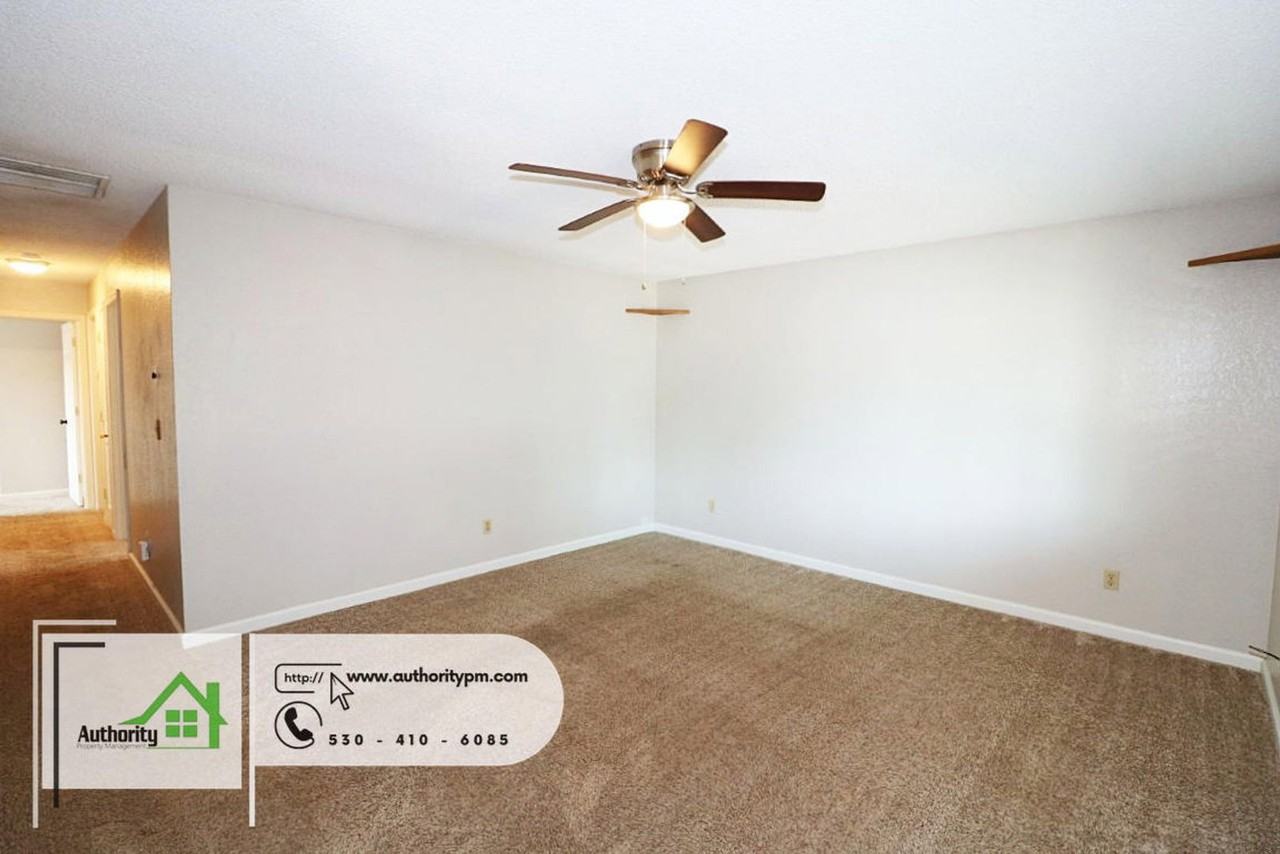 75 Spruce Ct - Photo 4 of 23