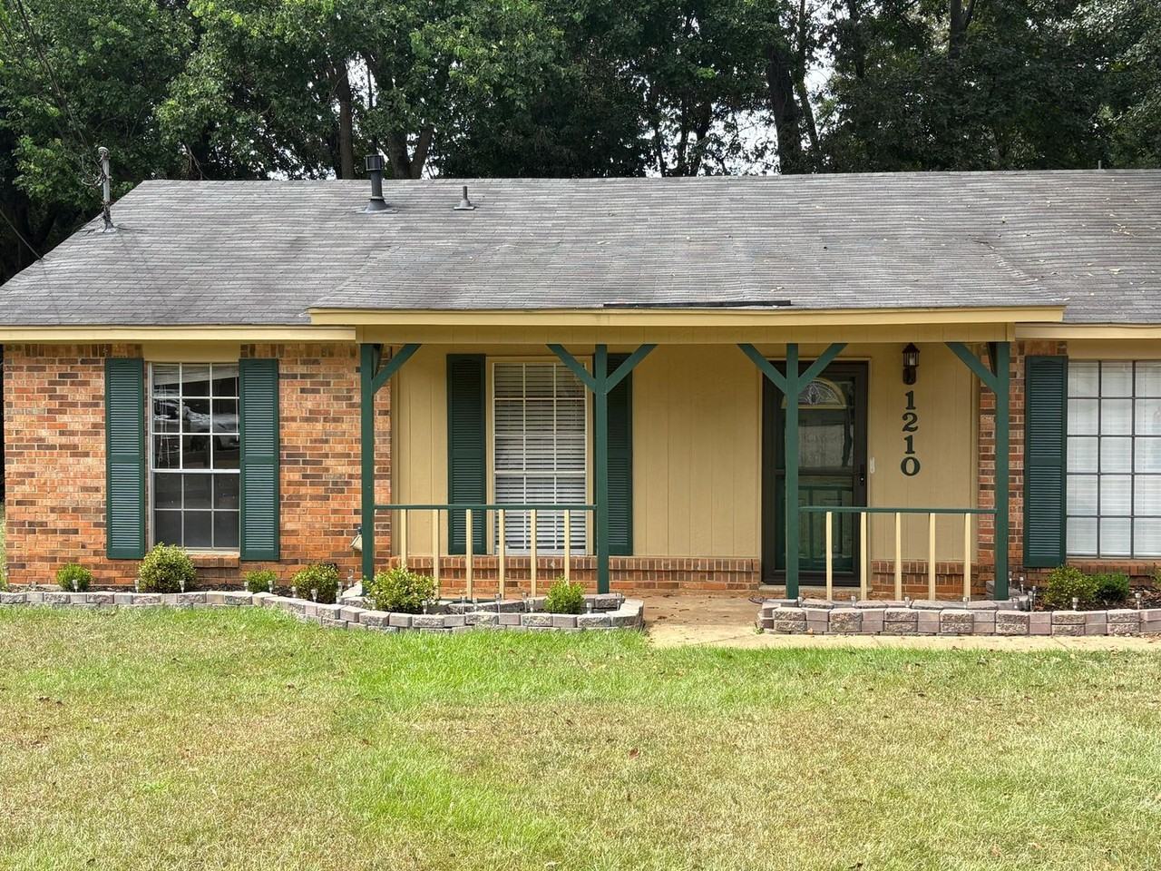 1210 Gardenia Cir - Photo 2 of 21