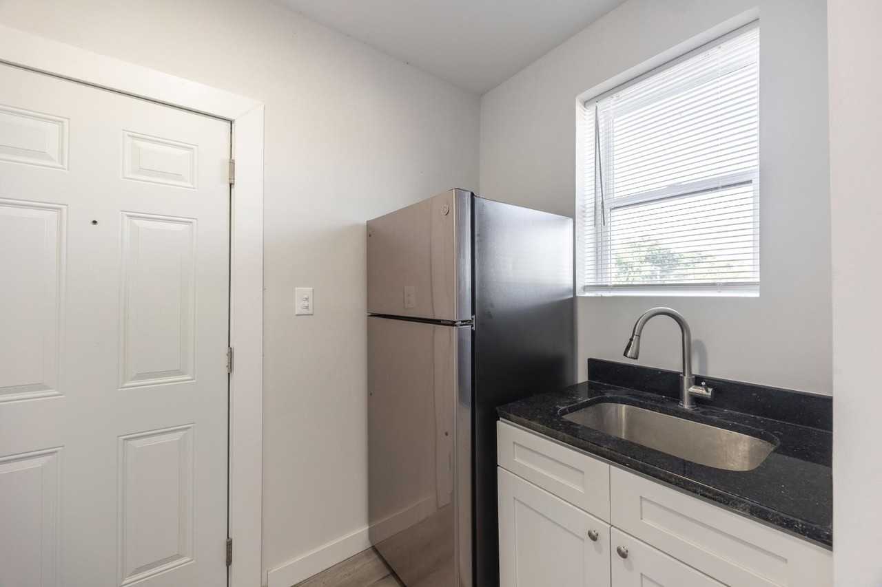 5235 W Lake St #1B - Photo 2 of 7