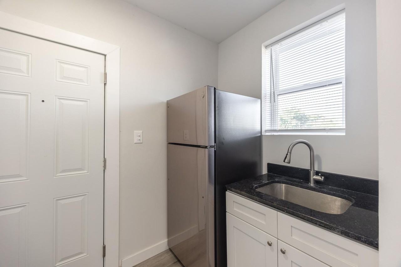5235 W Lake St #2B - Photo 2 of 7