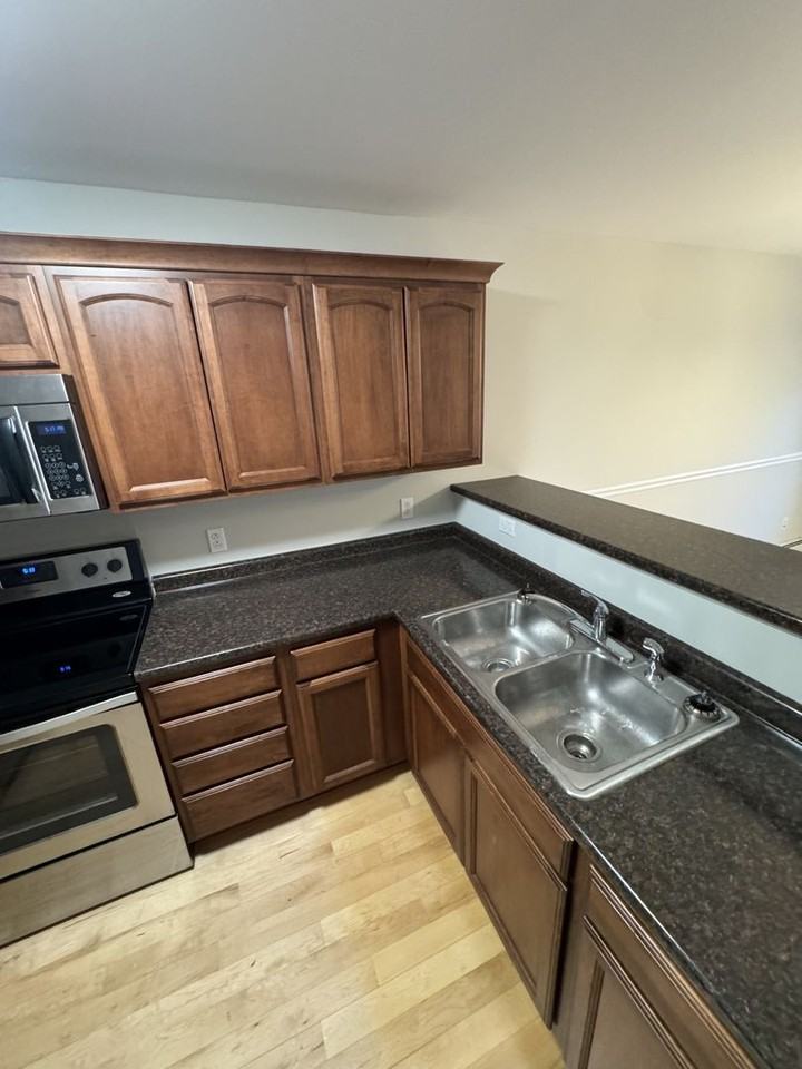 76 Sumner Ln #D - Photo 5 of 28