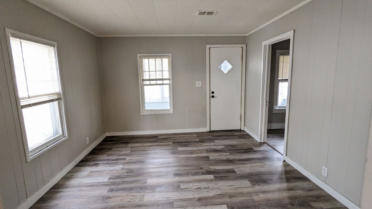 1255 Francis Ave - Photo 2 of 9