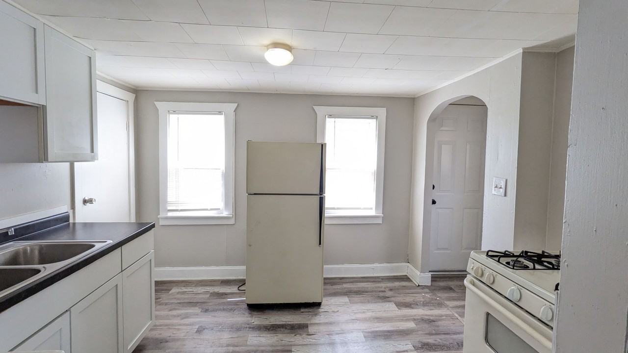 1255 Francis Ave - Photo 3 of 9
