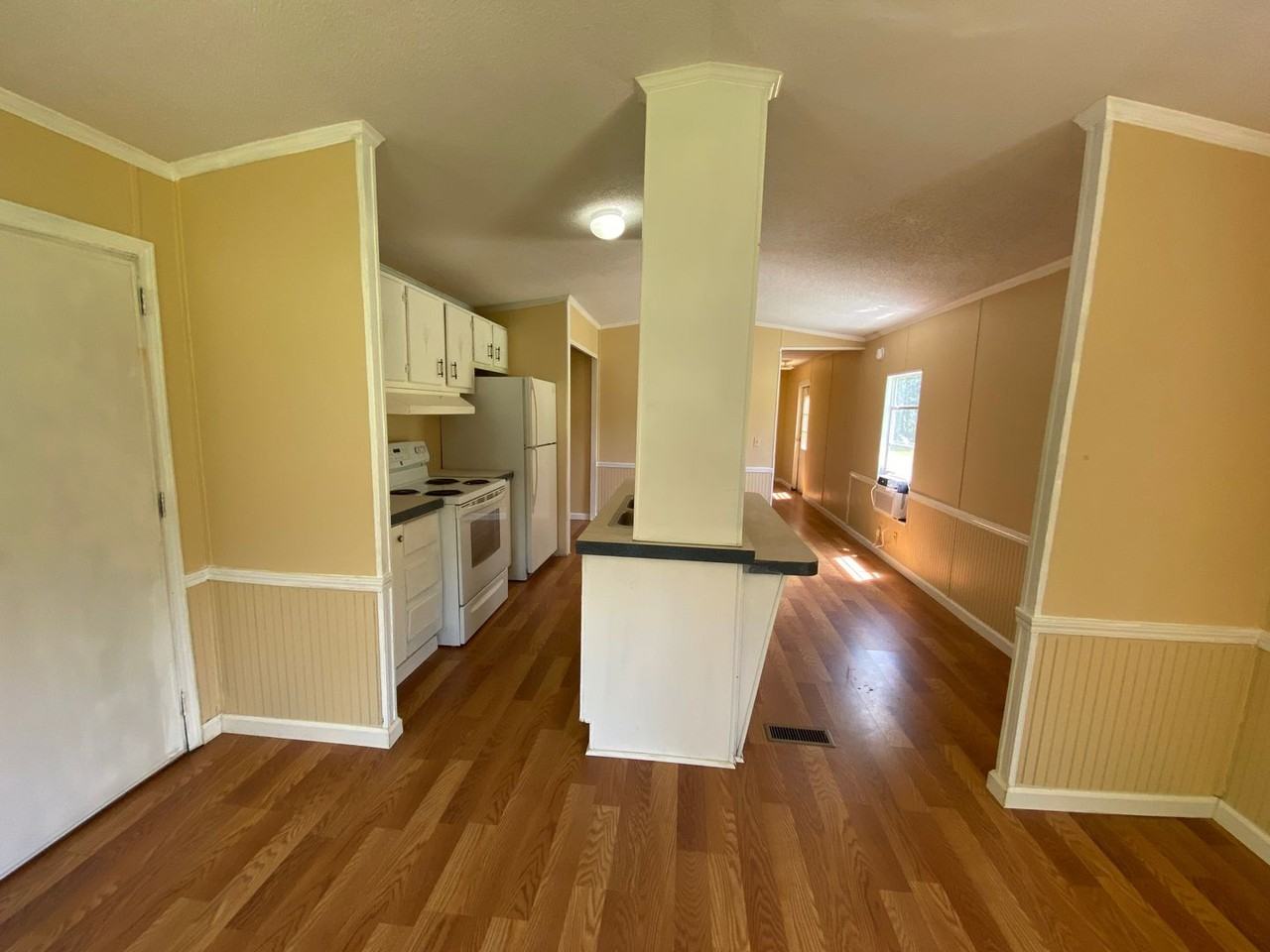 1414 Parkwood Dr - Photo 2 of 10