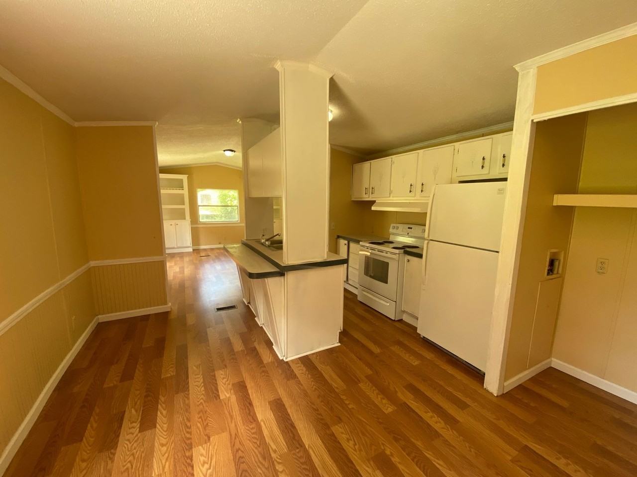 1414 Parkwood Dr - Photo 3 of 10