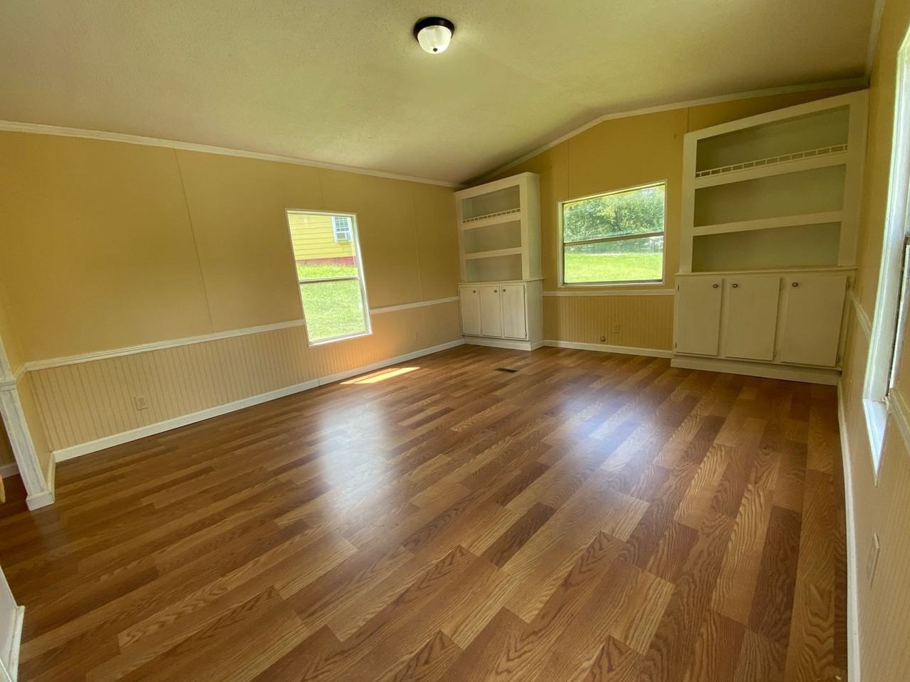 1414 Parkwood Dr - Photo 7 of 10
