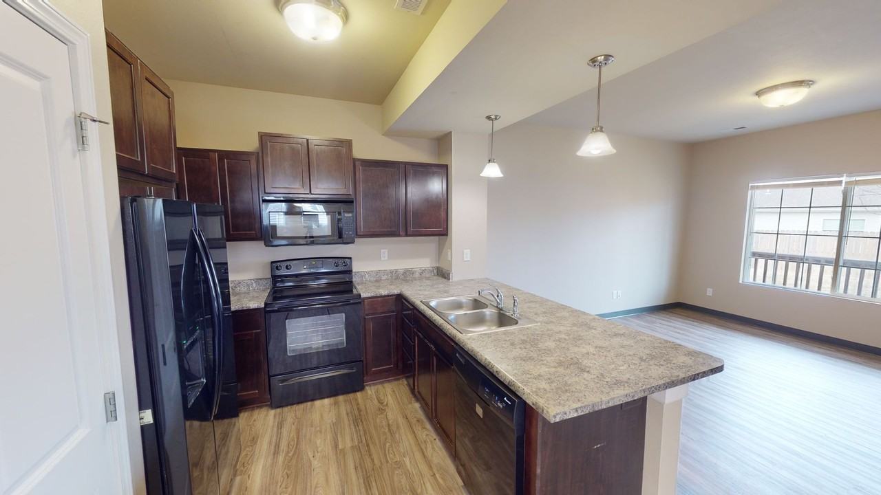 4516 Ne Milligan Ln - Photo 4 of 13