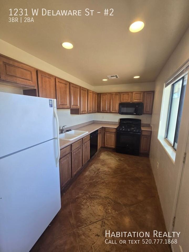 1231 W Delaware St #2 - Photo 2 of 13
