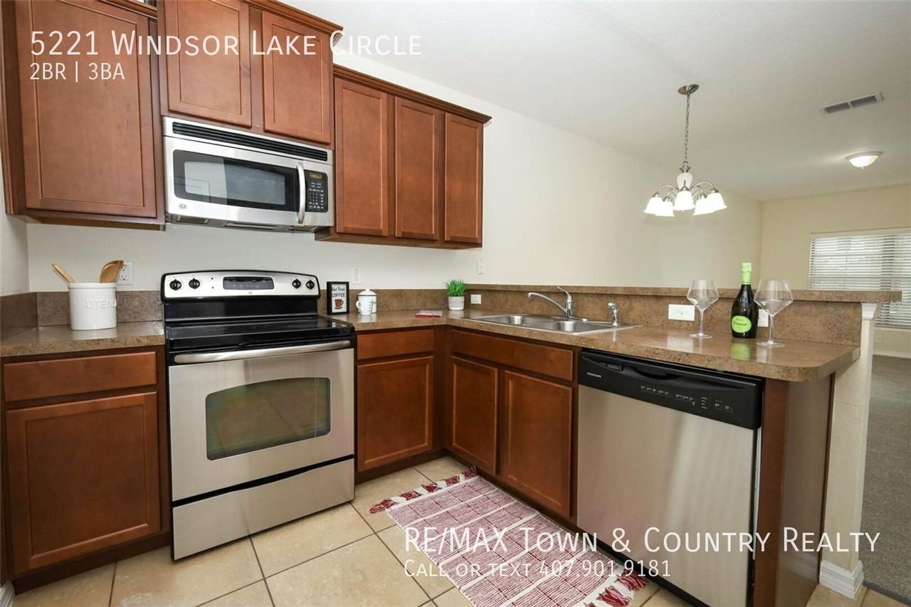 5221 Windsor Lake Cir - Photo 3 of 26