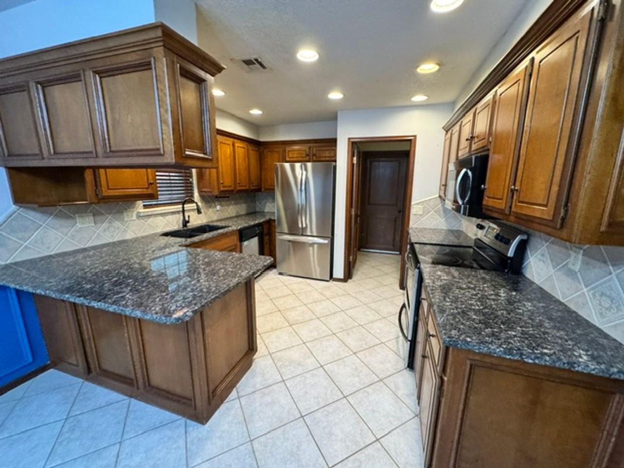 9816 S Brookline Ave - Photo 5 of 21