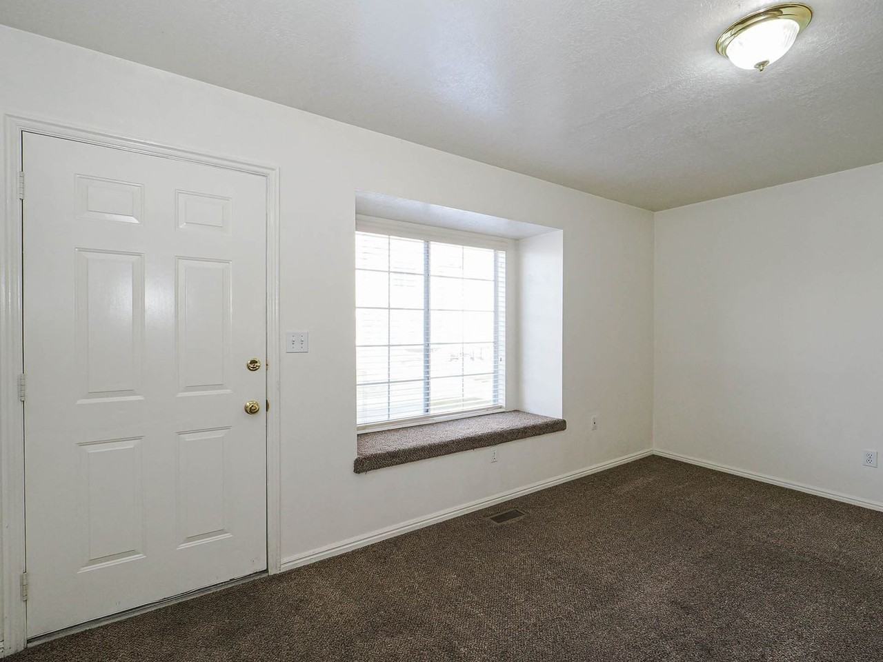 585 E Main St - Photo 3 of 28