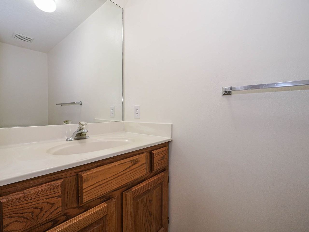 585 E Main St - Photo 4 of 28