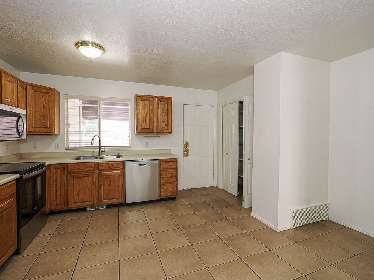 585 E Main St - Photo 6 of 28