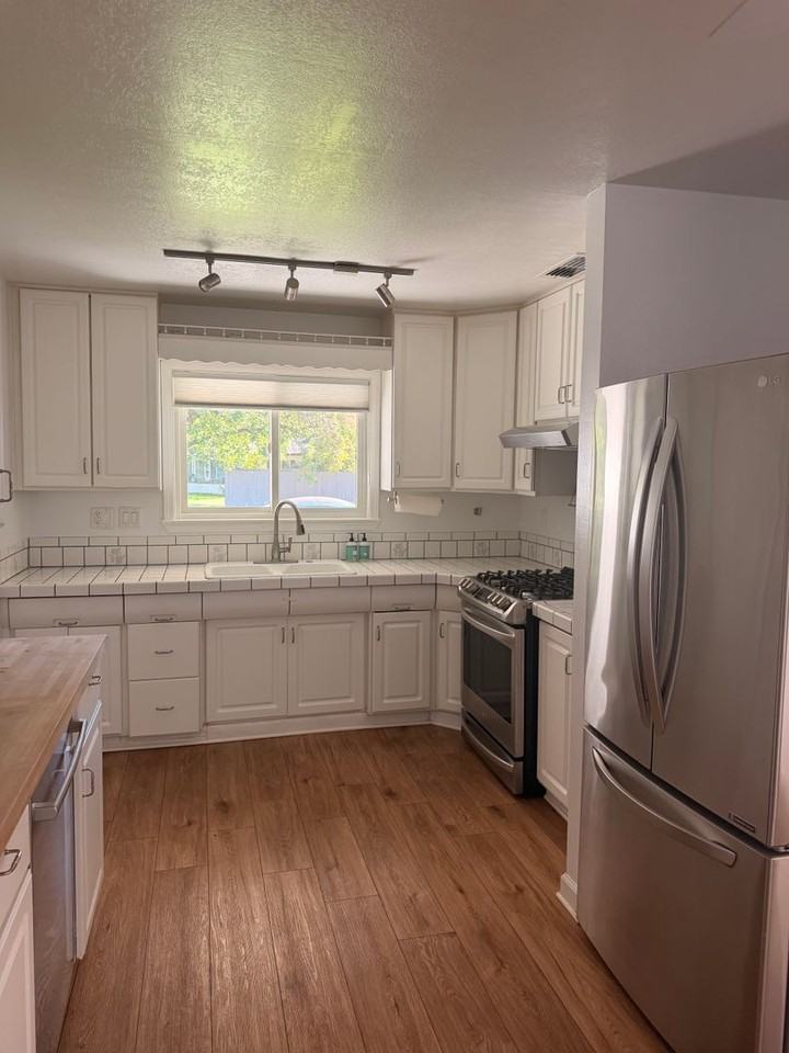 2130 Athens Ave - Photo 6 of 12
