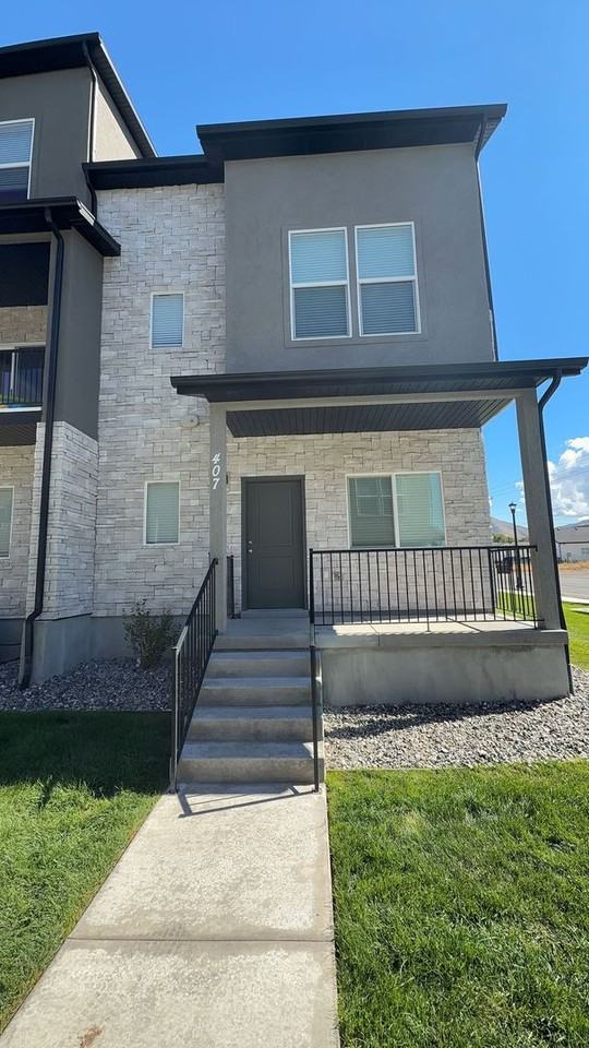 407 N 300 W - Photo 2 of 22