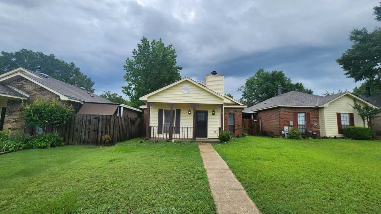 544 Sheila Blvd - Photo 2 of 18