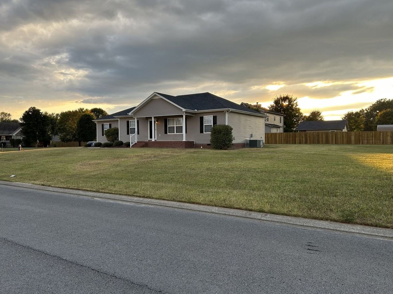 3203 Meadowhill Dr - Photo 2 of 17