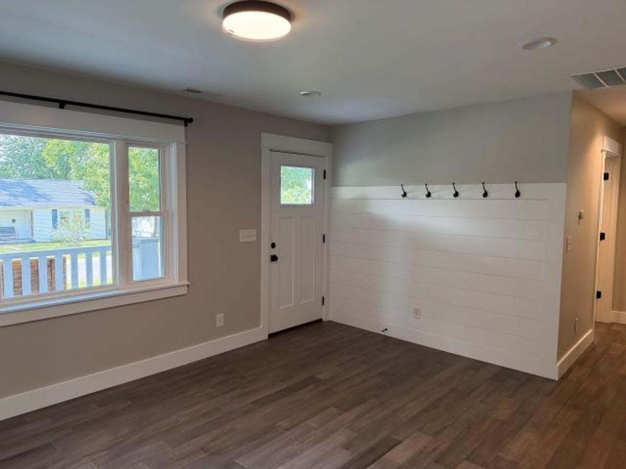 124 N Bryan Ave - Photo 3 of 19