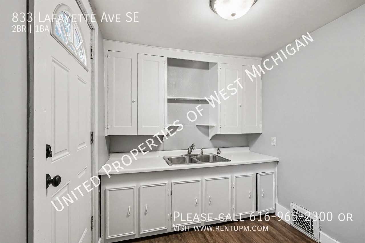 833 Lafayette Ave Se - Photo 5 of 19