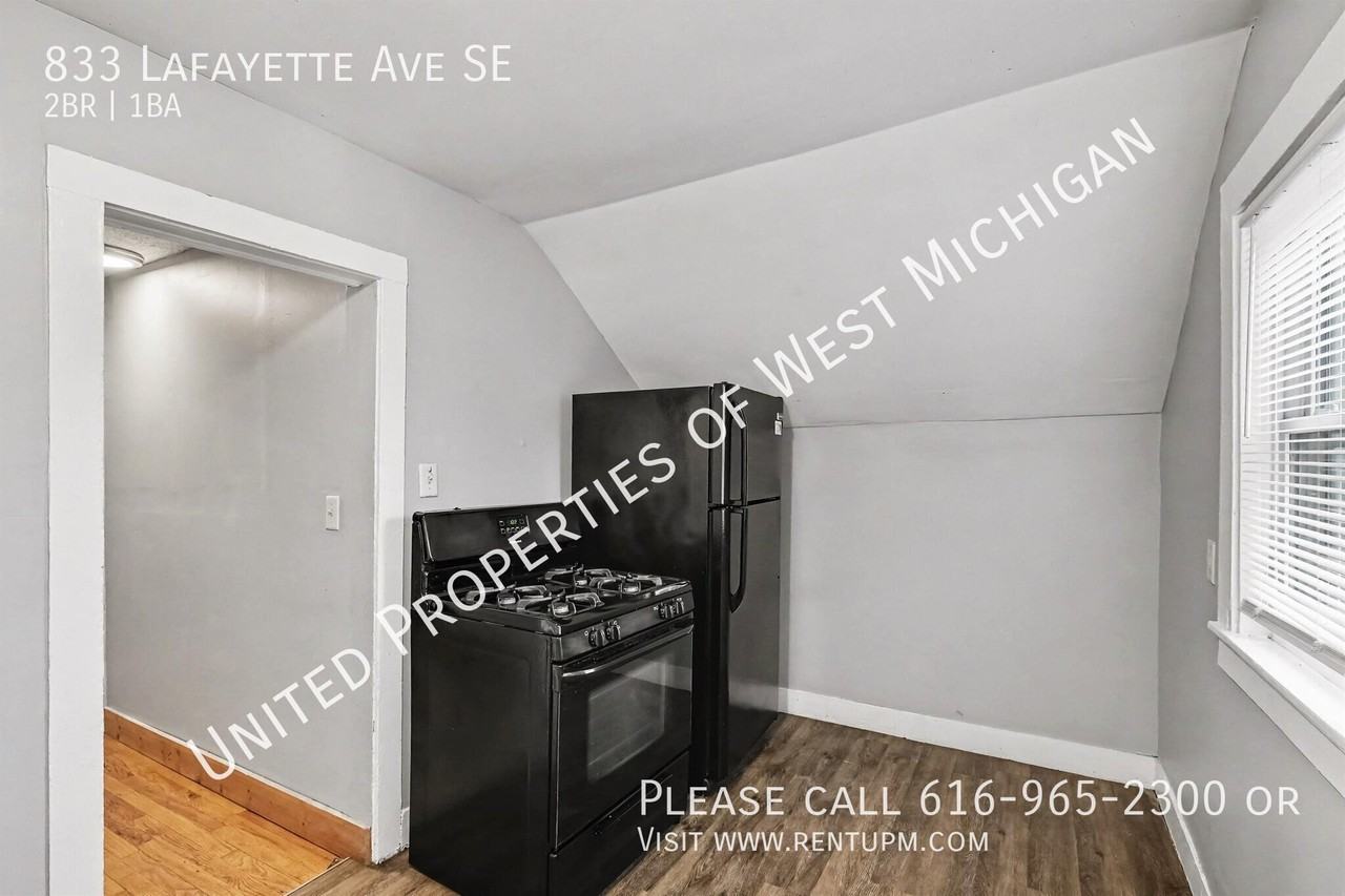 833 Lafayette Ave Se - Photo 6 of 19