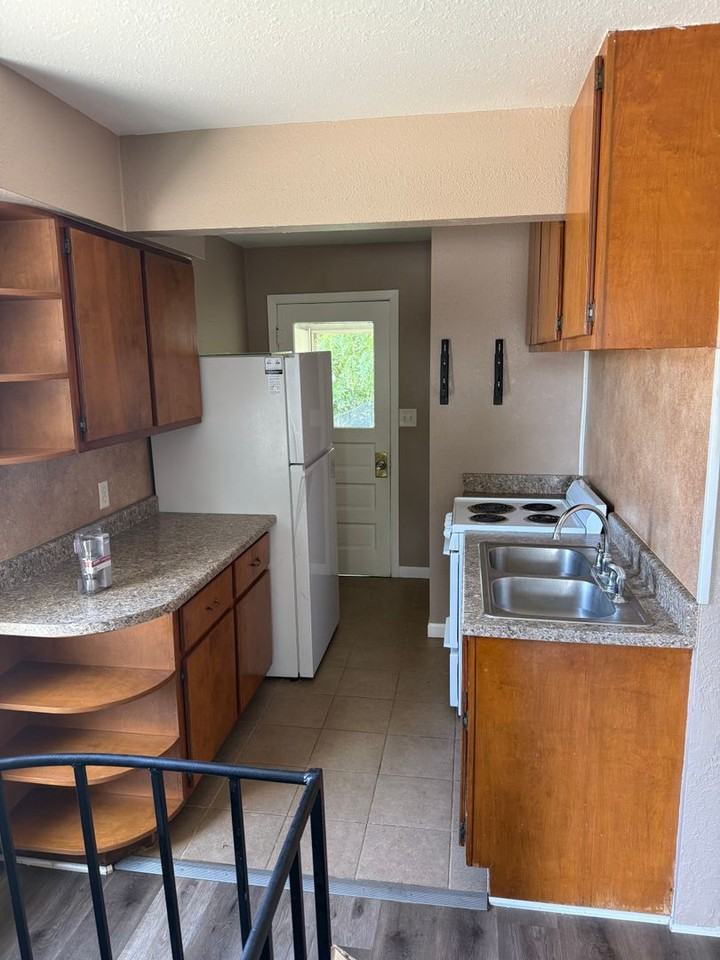 113 E 4th St - Photo 3 of 14